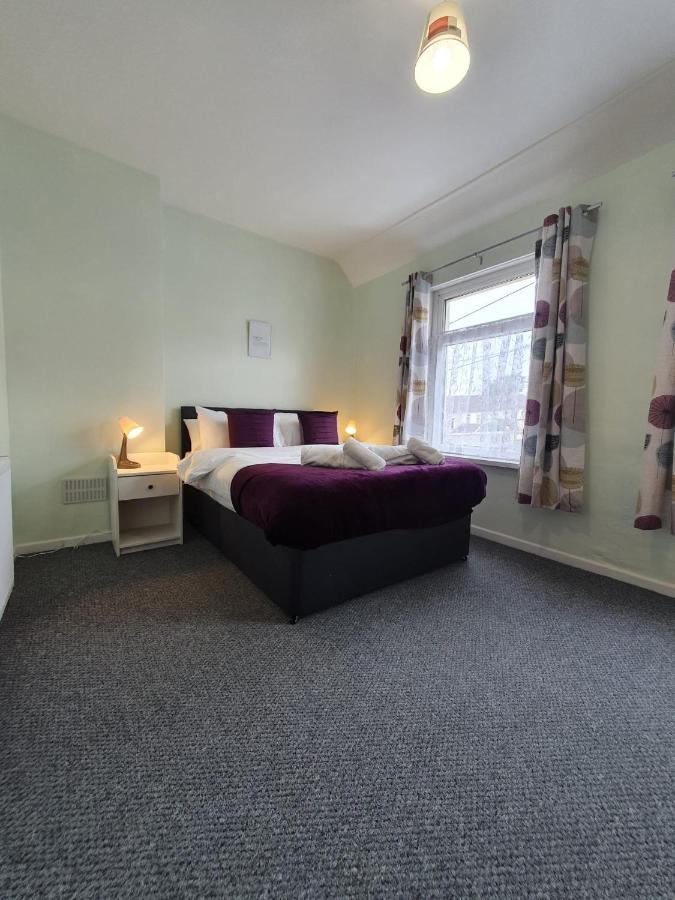 2 Bed House, Contractors & Holiday Guests Welcomed Dowlais 외부 사진