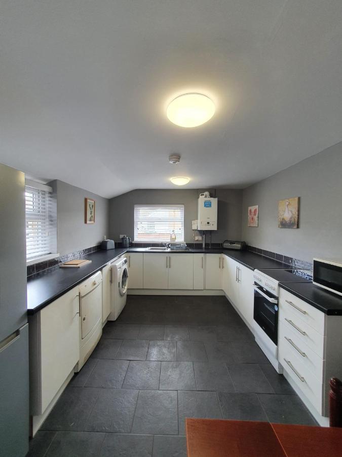 2 Bed House, Contractors & Holiday Guests Welcomed Dowlais 외부 사진