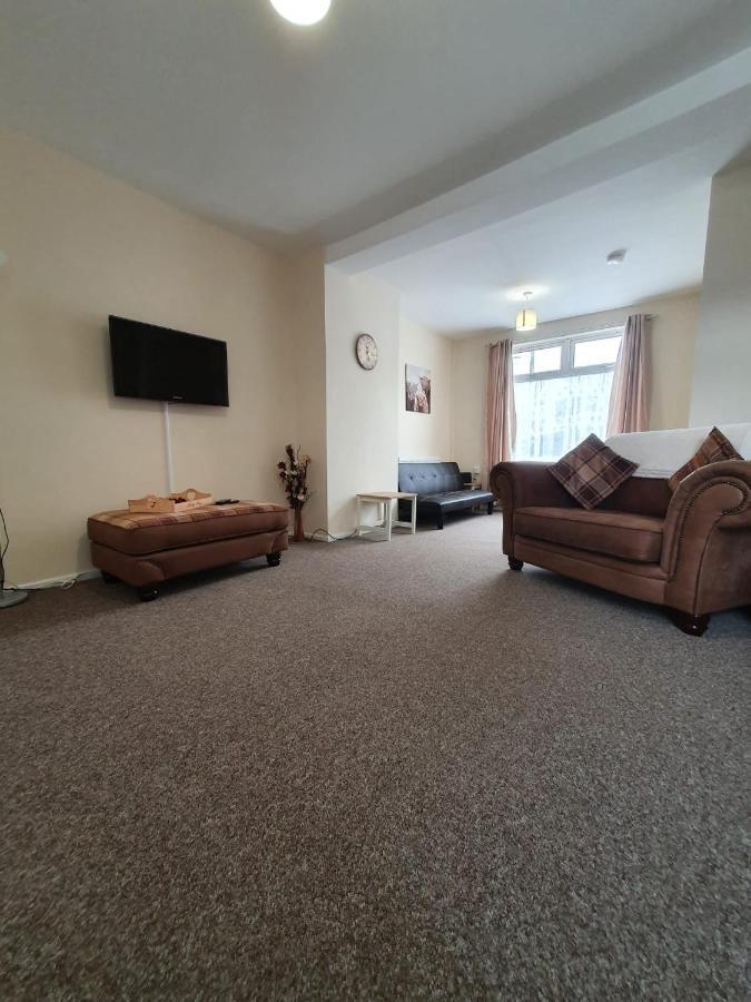 2 Bed House, Contractors & Holiday Guests Welcomed Dowlais 외부 사진